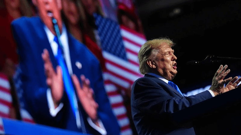 Trump promette 5.000 dollari a ogni adulto americano se i repubblicani vincono: costo 1.300 miliardi, nessun piano