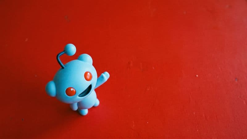 Reddit manda in pensione i moderatori: arrivano i bot IA. E gli utenti insorgono