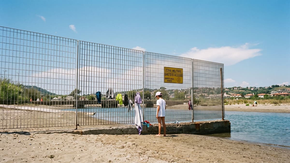 Bacoli, la guerra del sindaco per le spiagge libere: 'Cancelli e filo spinato, ora basta'