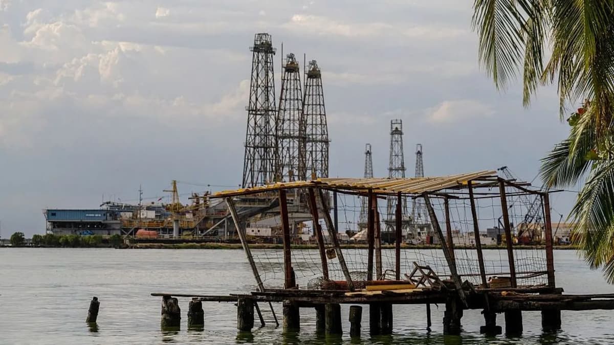 Torri di trivellazione petrolifera a Cabimas, Venezuela