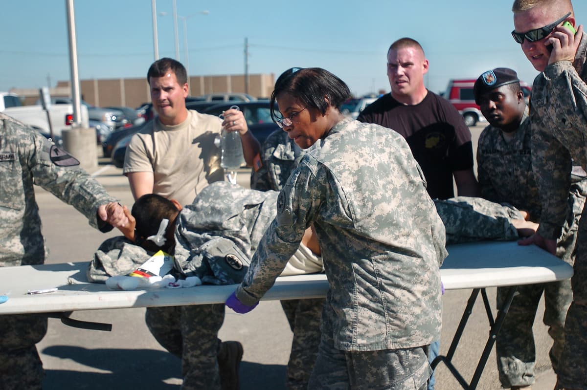 Fort Hood, 5 novembre 2009: i soccorritori trasportano un soldato ferito su un tavolo usato come barella (U.S. Army, Sgt. Jason R. Krawczyk, pubblico dominio)