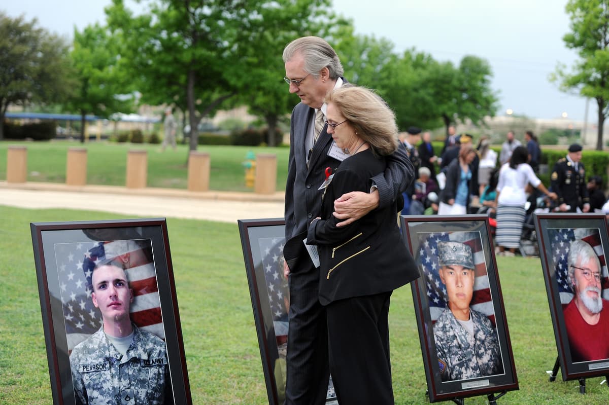 I genitori del soldato Michael Pearson, ucciso a Fort Hood, alla cerimonia del 2015 (U.S. Army, Daniel Cernero, pubblico dominio)
