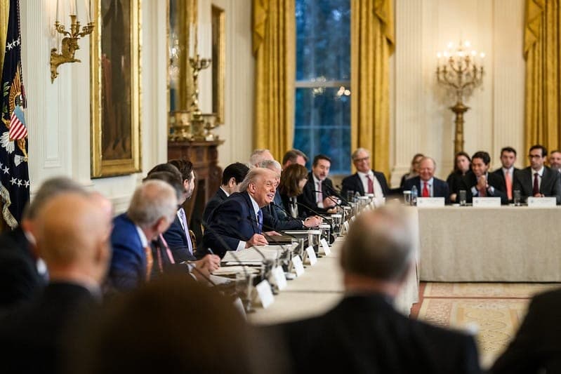 Donald Trump seduto a un tavolo durante una riunione ufficiale alla Casa Bianca